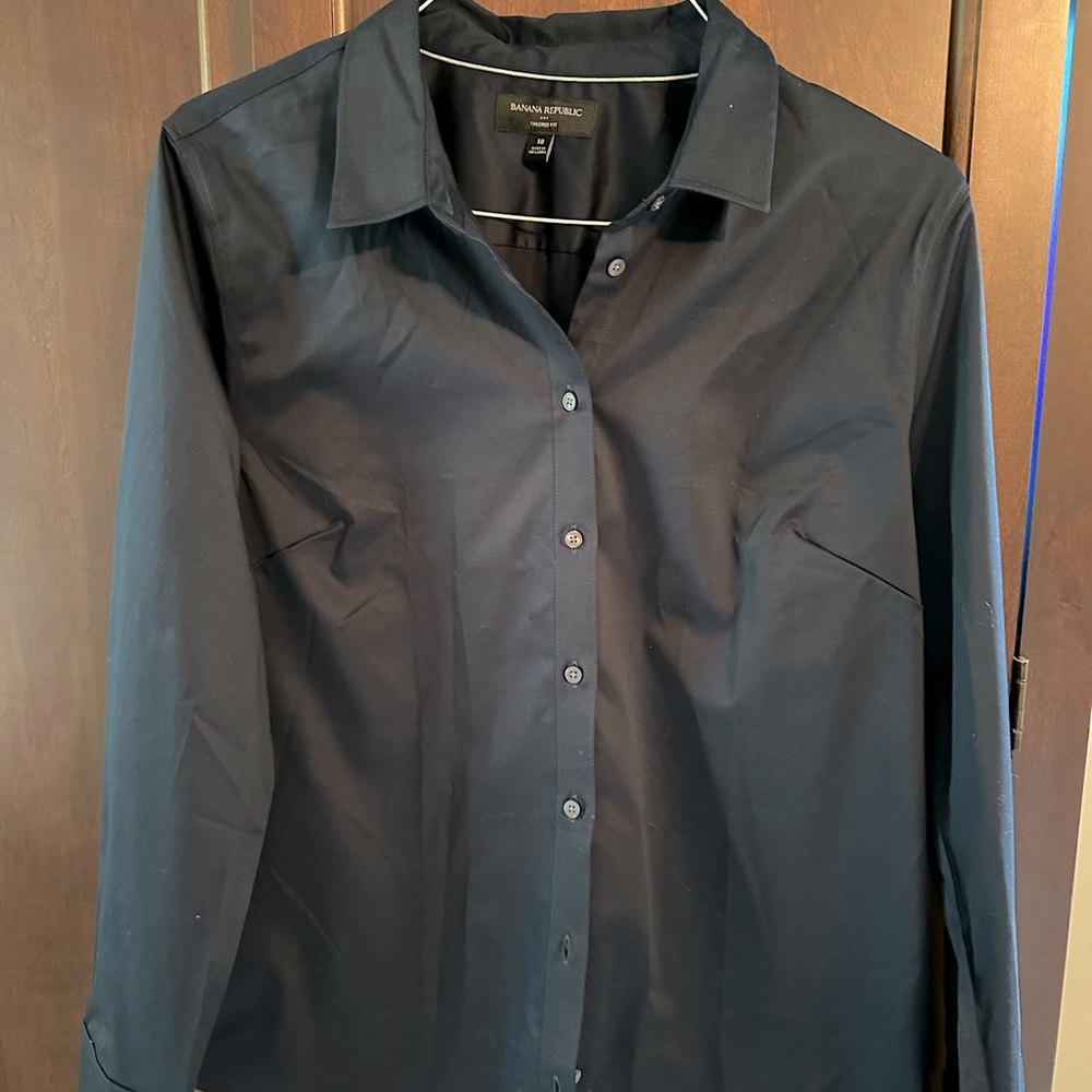 Banana Republic Tailor fit. Navy Long Sleeve Button front shirt. WomenSize 18.
